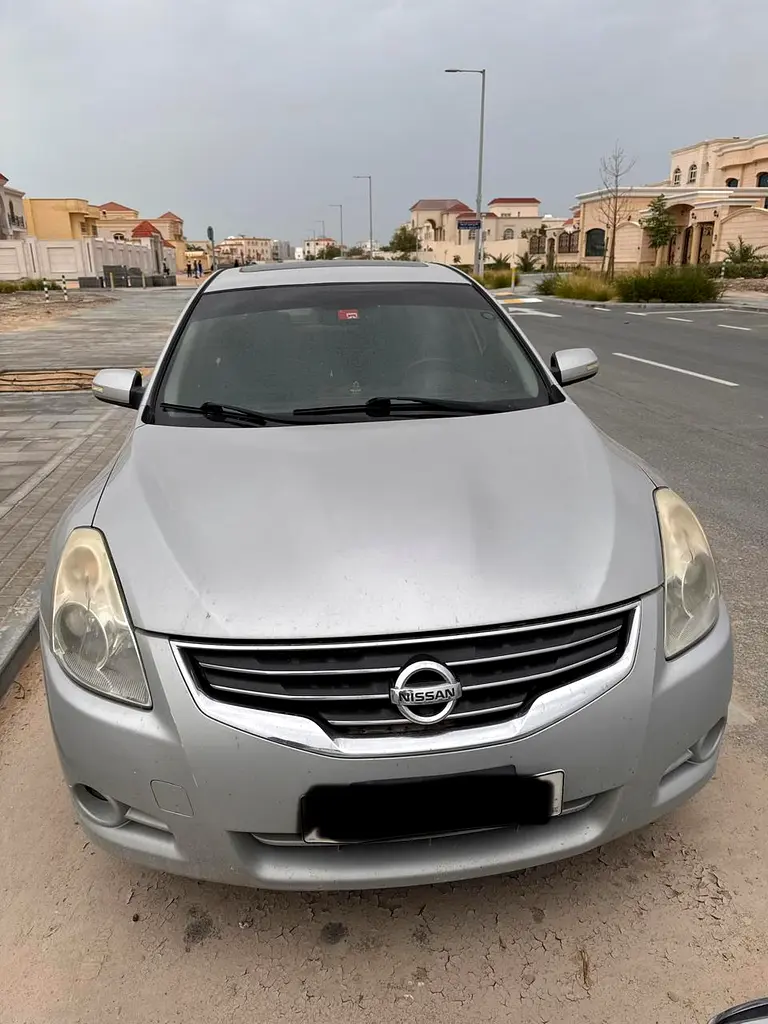 Nissan Altima 2010 — photo 1 of 7