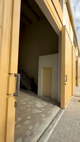 شبرات صناعية للإيجار في صناعية عجمان مع ميزانين كهرباء 3 فيس قدرة 18-20 KVA المساحة 3240 قدم مناسبة للمخازن والورش السعر 140 ألف سنويا
