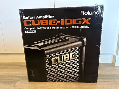 Roland CUBE-10GX compact guitar amplifier — boxed