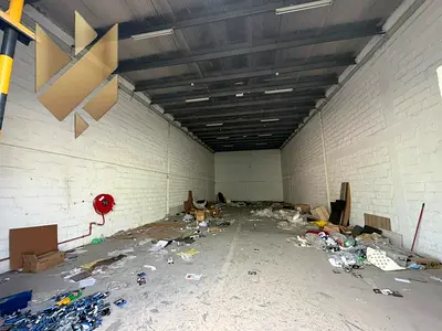 مستودع متعدد الاستخدامات للإيجار بموقع مميز