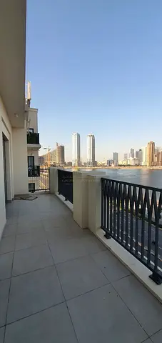 للإيجار غرفة وصاله إطلالة أمامية ساحرة على البحيرة مع بلكونة كبير ومطبخ مغلق رائع في جزيرة مريم موقع مميز