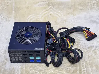 Power full 1100 WATT modularized Power Supply with connection cables