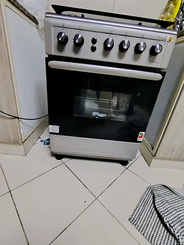 Freestanding gas cooker with oven - good working condition