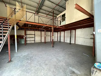 مستودع   للايجار  الصناعيه 18   على الشارع الرئيسي مساحه 1800   قدم