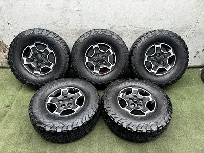 5x Original Jeep 17” with 285/70/17 BFgoodrich