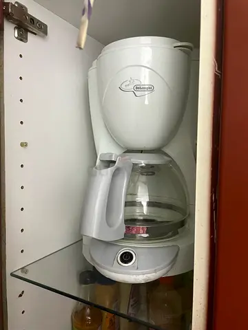 White drip coffee maker with glass carafe - used, working