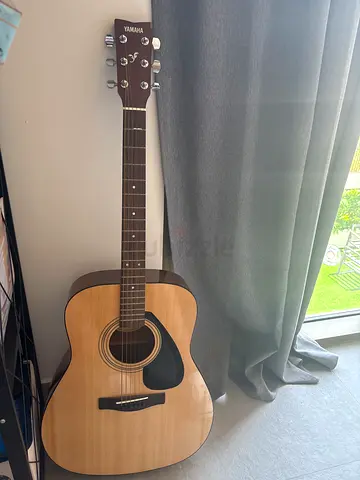 Yamaha acoustic guitar - natural finish, good condition