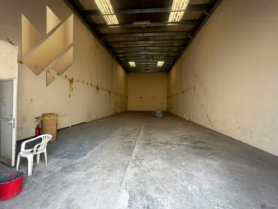 مستودع للإيجار في الصناعية 18 – مساحة 3000 قدم