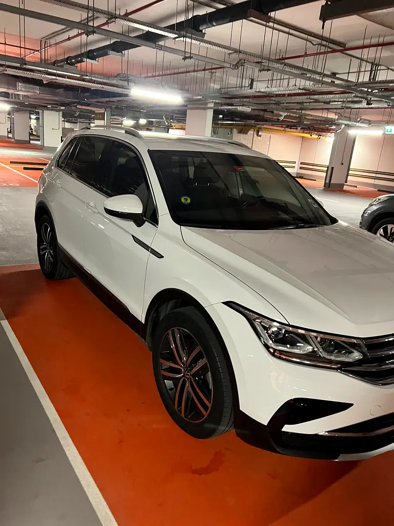 Volkswagen Tiguan 2023 — photo 1 of 6