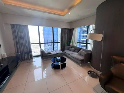 الطابق العلوي بغرفتي نوم | شقة مفروشة | إطلالات على وسط المدينة والبرج