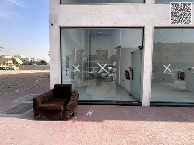 محل تجاري بمساحة واسعة وواجهة مباشرة على الشارع الرئيسي مع إمكانية إنشاء ميزانين موقع استثماري مميز