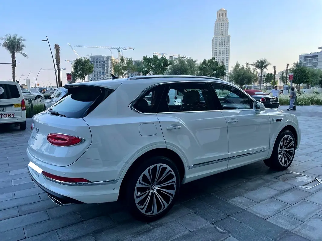Bentley Bentayga 2022 — photo 1 of 4