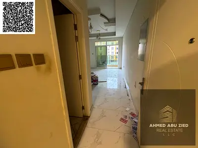 شقة 3 غرف وصالة بناية جديدة أول ساكن مع 3 حمام وبلكونة مميزة بإطلالة مفتوحة ومساحة واسعه جدا وتكييف مركزي ومطبخ مجهز مع خزائن بالحائط وشهر مجاني