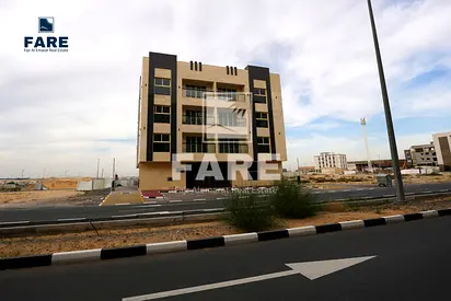 شقق فاخرة مكونة من غرفتين وصالة، مفروشة بالكامل، أول ساكن، تقع في مدينة التلال.