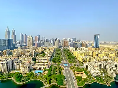 مسكن حصري في الطابق العلوي بتصميم رئيسي، وإطلالات على القناة، وتجديد كامل