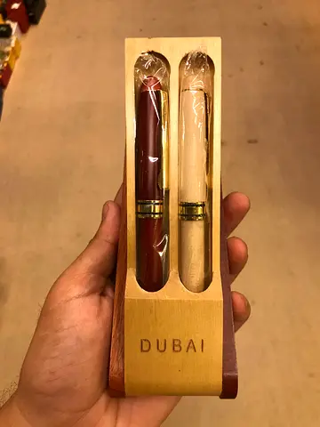 Dubai wooden two-pen souvenir set (new, unused)