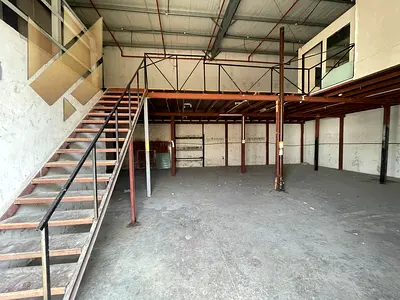 مستودع للإيجار في الصناعية 18 مع ميزانين مخصص للتخزين فقط