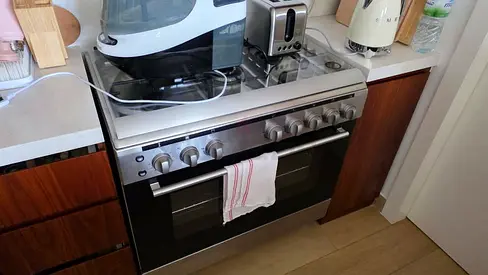 Selling brand new condition cooker for sale Brand new condition neat and clean pm me if anyone