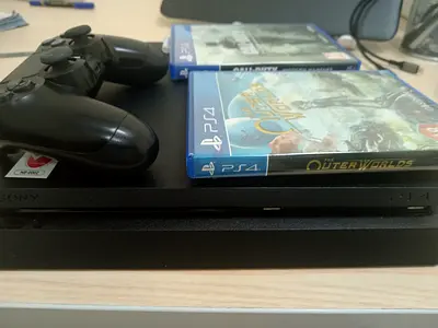 Sony PlayStation 4 Slim Console 512 gb with Controller and two games disc Price negotiable