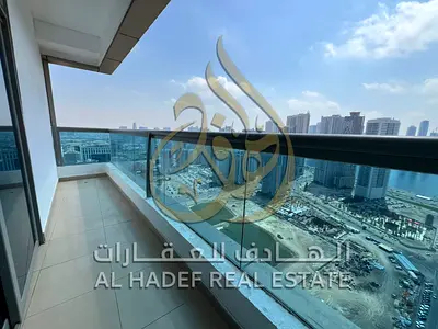 شقة غرفة وصالة للإيجار السنوي في الشارقة – القصباء، بلكونة كبيرة بإطلالة مباشرة على بحيرة الخان وقناة القصباء، تصميم مميز مع مطبخ بإطلالة مفتوحة، غرفة