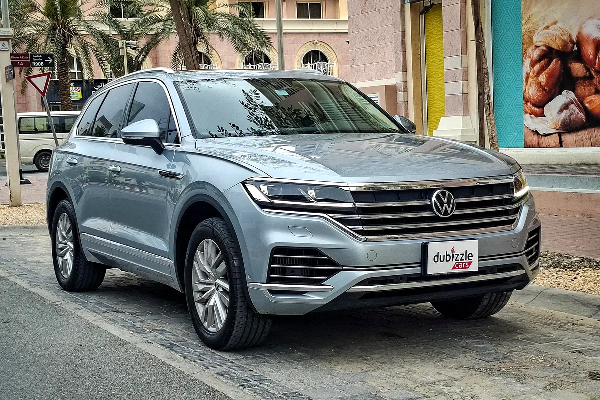 Volkswagen Touareg 2023 — photo 1 of 15