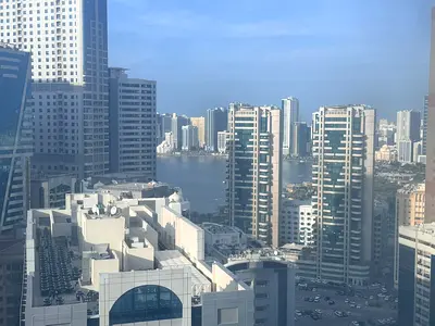 بلكون بأطلالة بحرية_باركن خاص_خزائن في الحائط_مساحة واسعة جدا_موقع مميز_برج مشهور