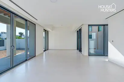 Prime location connecting park | Big plot | New