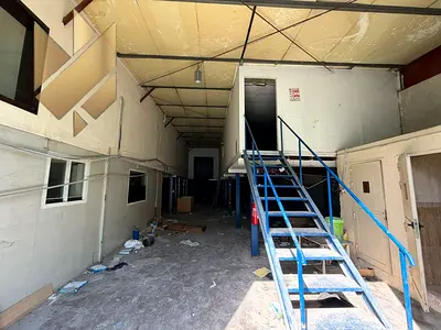 مستودع للايجار  الصناعيه  11  على الشارع الرئيسي مساحه 8000  قدم