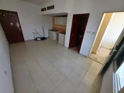 Studio apartment for annual rent with balcony, central air conditioning and cooling system in Rawda 1