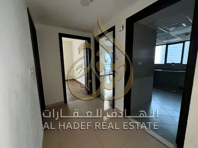 شقة للإيجار بالشارقة – التعاون | غرفتين وصالة بمساحات ممتازة وتشطيب مميز داخل برج عائلي | موقع استراتيجي على مخرج دبي مباشرة | تاور مراقب بالكاميرات ي