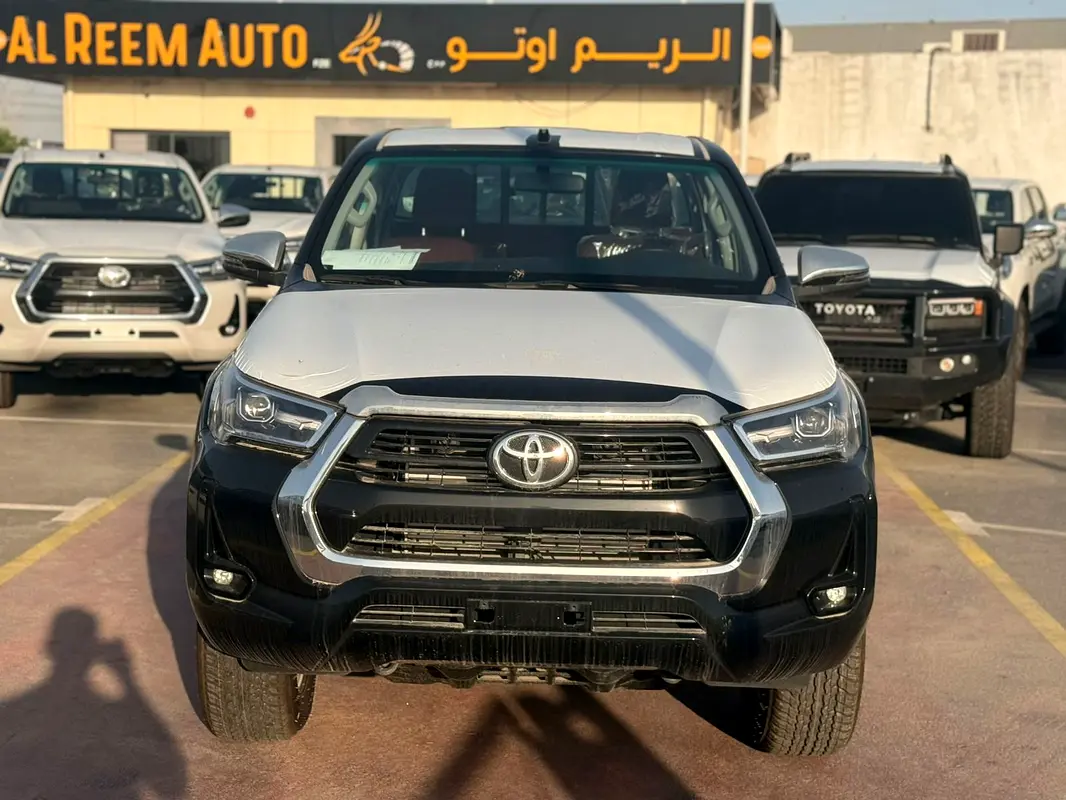 Toyota Hilux 2025 — photo 1 of 17