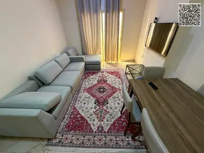 شقة غرفة وصالة مفروشة بالكامل مع مطبخ وحمام شامل جميع الفواتير موقع مميز جاهزة للسكن فوراً بتصميم أنيق ومريح