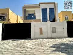 A villa with high-end finishes and a price that includes electricity and water, featuring a smart la