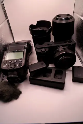 Sony zve 10 camera combo with 3 lens and 2 battery flash