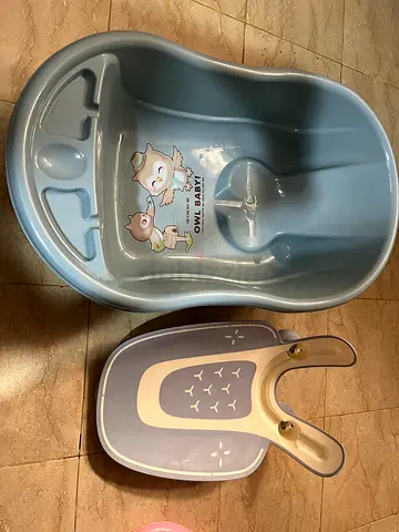 Baby bathtub with detachable bath seat - gently used