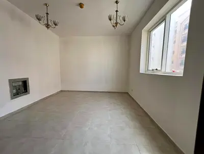 شقة غرفة وصالة في القليعة بسعر 30,000 درهم سنويًا مع 6 شيكات، تصميم عملي وموقع قريب من الخدمات، مناسبة للسكن الاقتصادي.