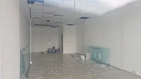 Excellent space shop at a reasonable price - prime location on the Corniche