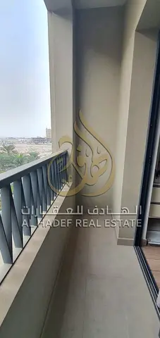 للإيجار السنوي في الشارقة – جزيرة مريم  شقة مفروشة فاخرة بإطلالات خلابة على بحيرة الخان والبحر، تقع في موقع راقٍ داخل جزيرة مريم، وتوفر تجربة سكن مميز