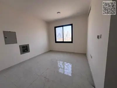 شقة غرفة وصالة بتصميم مميز مع حمامين ومطبخ عملي وبلكونة واسعة وتكييف مركزي في موقع هادئ ومناسب للعائلات