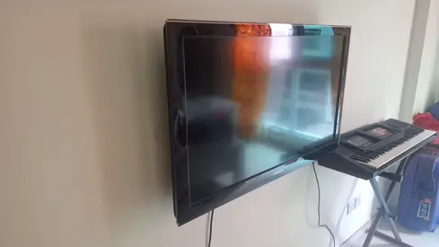 Wall-mounted LED flat-screen TV - good working condition 40 inch