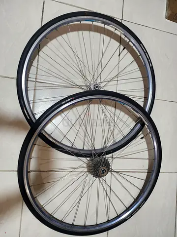 Wheel set for classic road bike