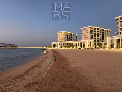 شقة فاخرة بغرفة نوم واحدة بإطلالات خلابة على الواجهة البحرية | ٥٠,٠٠٠ درهم إماراتي سنويًا