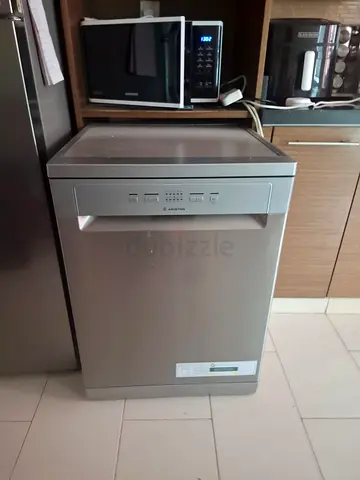 Ariston brand Freestanding stainless steel dishwasher - good working condition