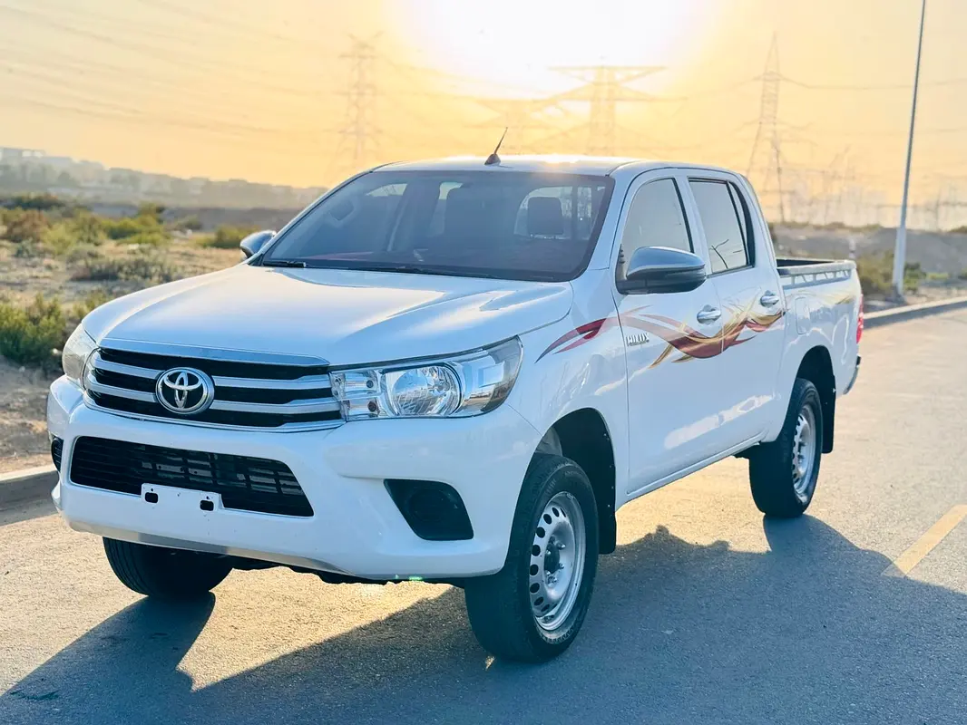 Toyota Hilux 2021 — photo 1 of 14