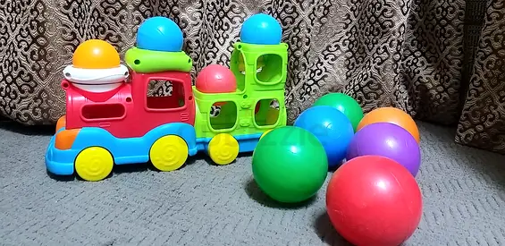 My colorful baby activity train with 6 balls - good condition