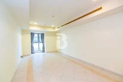 Exclusive / Vacant / |Equipped Kitchen