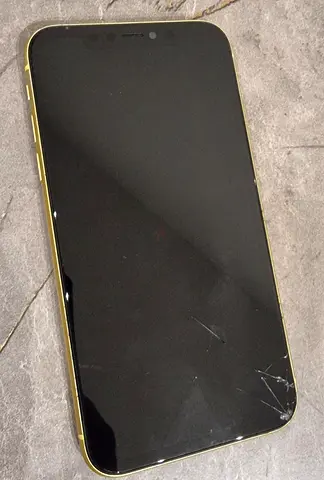 iPhone 11 128GB Yellow
Perfect working condition 
No issues at all
Minor crack on front origin glass