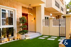 EXCLUSIVE | UPGRADED 4 BED TH | CORNER PLOT