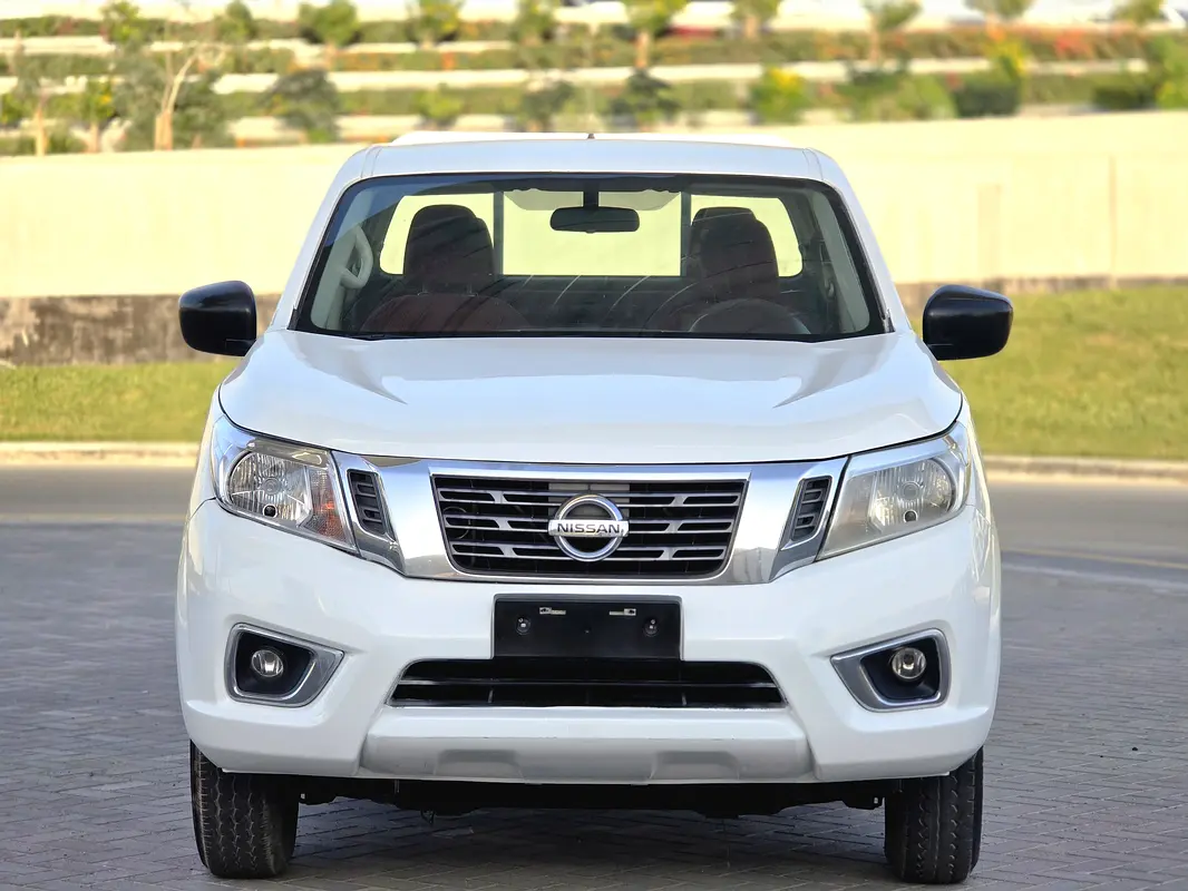 Nissan Navara 2016 — photo 1 of 12