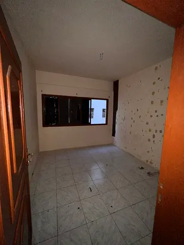 ✨ شقة مريحة بمساحة ممتازة في منطقة حيوية مناسبة للسكن العائلي  🏠 تفاصيل الشقة  🛏️ غرفتين وصالة 🚿 حمام ❄️ تكييف مركزي 📐 مساحة ممتازة  🌟 مميزات إضا